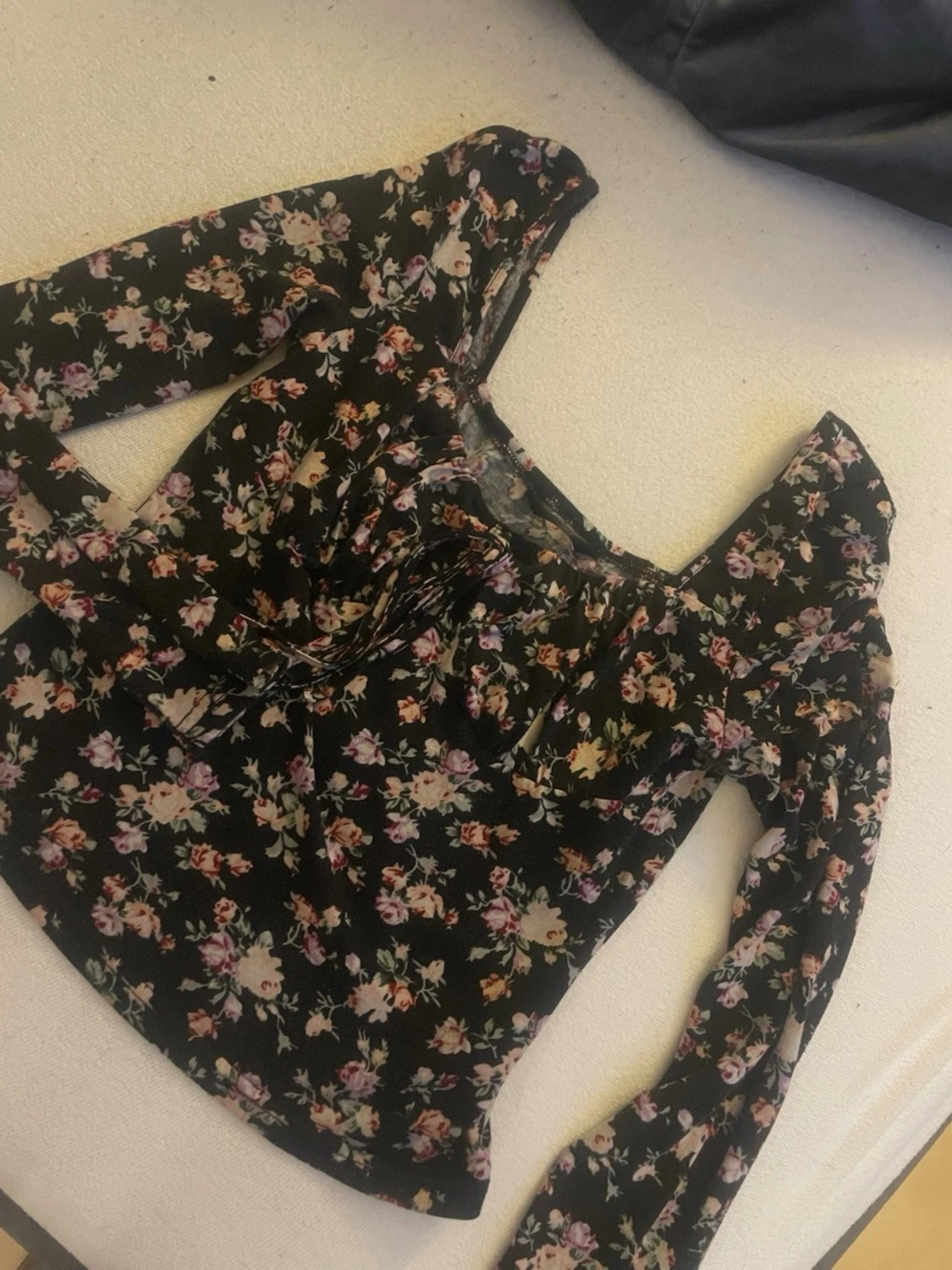 Svart blommig croppad blus