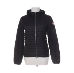 Svart Colmar jacka - Säljer denna tunna jacka från Colmar som funkar perfekt nu när det snart är vår, jackan har några fåtal små hål på höger arm men det är inget som syns annars är jackan i toppen skick!💕