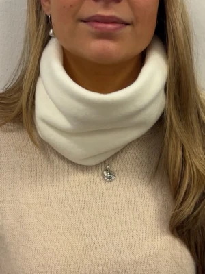 Buff vit - snow - 🤍⛄️❄️vit fleece buff- snow. Handgjorda av vårat uf företag - Beyondbuff. Det finns ett begränsat antal så hör gärna av dig innan du köper. Mått: 17 höjd, 27 bredd (rakt över)🤍