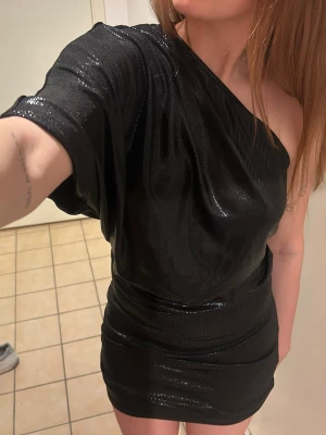 Svart one shoulder klänning - Intressekoll!!💞💞 Köpt från Meet Me There’s kollektion 2024. Finns inte kvar på hemsidan. Köpte den för 534kr. Strl XXS/XS & stretchig i materialet. Älskade denna klänning förra nyår! Endast använd en gång.💞!!🫶🏼🫶🏼🫶🏼
