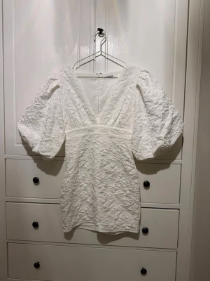 Showpo klänning - Intresse koll på världens finaste klänning som passar både till midsommar och student! Oanvänt skick. Skriv innan du köper 
