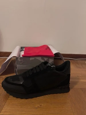 Svarta sneakers från Valentino - Snygga svarta sneakers från Valentino med diskret camo-mönster st 41 helt nya kommer med box 