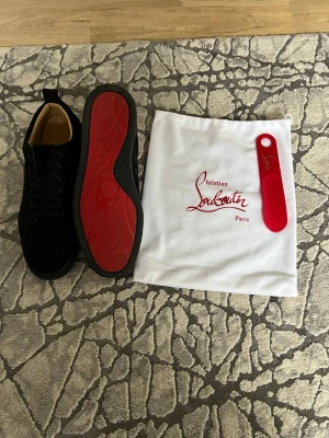 Svarta sneakers från Christian Louboutin - Säljer mina Christian Louboutin sneakers eftersom de blivit för små för mig. Skorna är i bra skick har använt dom ett tag men har hållit dem i bra skick! Skick skulle ja säga 8/10. Vid frågor eller fler bilder är det bara att skriva!! Jag är villig o diskutera pris om någon är sugen på att köpa dom vid snabb affär!! Boxen till skorna har ja tyvärr inte kvar men påsen och skohornet får man med!!!