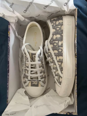 Dior walk in  - Säljer ett par dior walk in för damer väldigt fint skick storlek 38