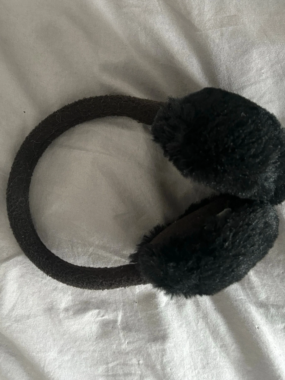 Svarta fluffiga öronmuffar