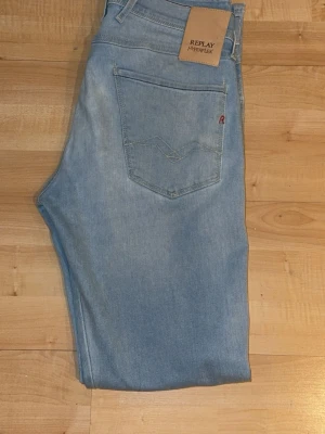Ljudblåa replay jeans  - Ljudblåa replays i väldigt bra skick tagit handom dessa väl intreserad-> W30 