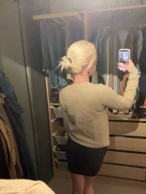 Stickad tröja  - Stickad tröja från vila. Storlek S. Kjolen säljs också. 