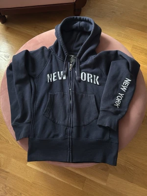 Mörkblå hoodie  - Mörkblå hoddie ifrån 2000-talet. Storlek S!!