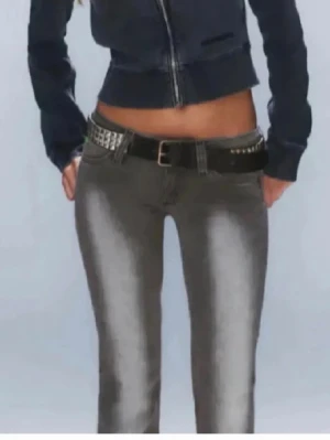 Gråa bootcut jeans med svarta detaljer - Gråa trendiga bootcut jeans, strl S/M passar mig som är 170 perfekt i längden. 