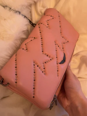 Rosa Zadig & Voltaire väska med stjärnor - Säljer min zadig väska då den inte kommer till användning🩷