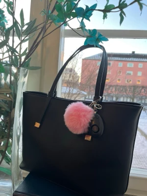 Nyckelring - Nyckelring med ett överfalls larm med en fin fluffboll som design💕 