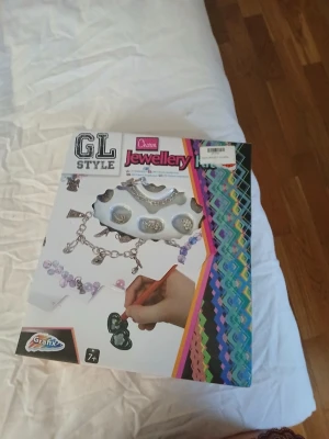 GL Style Charm Jewellery Kit - Charm Jewellery Kit från GL Style och Grafix. Innehåller olika silverfärgade berlocker, kedjor och pärlor för att skapa egna smycken. Perfekt för dig som vill designa personliga armband och halsband. Färgerna är mestadels silver och lila. Passar från 7 år.