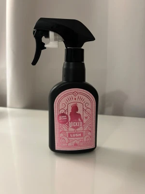 Lush Body Spray Wicked Glinda - Glinda Upland Body Spray | Wicked x LUSH Limited Edition. Oanvänd. Nypris 535kr. 