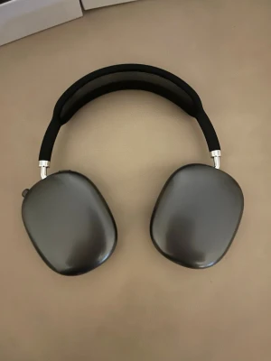 Airpods Max - Säljer ett par riktigt sköna Airpods max, använda fåtal gånger. Passar till vardaglig användning och till gymmet. Skal och box medföljer. Pris kan diskuteras 💯