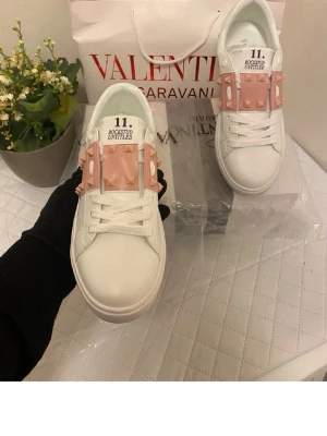 Valentino skor - Söker dessa skor. Skriv om du har. Vill gärna att du har kvitto eller annat bevis om dom är äkta. Söker st 37,5-39