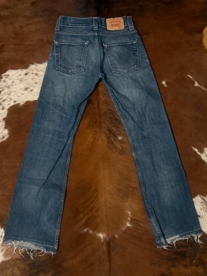 Levis 512 bootcut - Tjena! Säljer dessa riktigt snygga Levis 512 bootcut, byxorna är i W28/L32 och är uppsprättade inte avklippta, fint skick, hör av dig vid funderingar!🙌