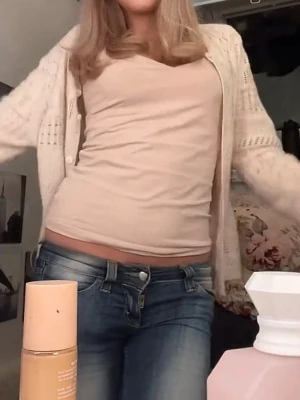 ljusrosa kofta  - beige/rosa aktig stickad kofta, går också att knäppa! Så snyggt mönster och färg och mysigt material 🩷 