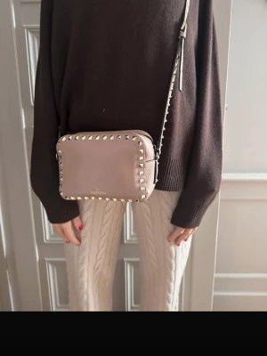 Valentino axelväska med nitar - Älskar denna väska men säljer den för att jag inte använder den längre! 