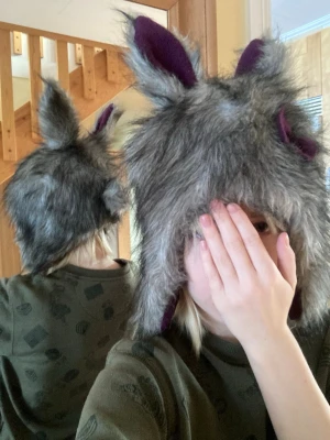 gullig kaninmössa - söt mössa med kaninöron, rosett och kaninsvans bak. varm och skön. faux fur. 