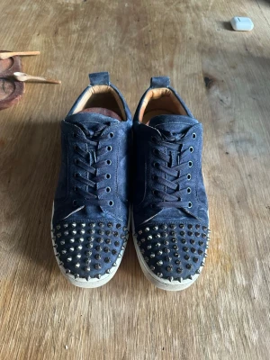 Louboutin skor - Säljer nu dessa fina louboutin skor, Dom är allmänt i bra skick men lite små smutsiga vid sulan ”går givetvis att tvätta och jag erbjuder mig att göra det vid affär” köpte dessa rackare från Vestiaire collective runt maj 2025 och dom har endast används ett par gånger. Betalat omkring 5000kr för dessa skor men sugen på nya skor och då vill sälja dom! har ni funderingar så svarar jag direkt! Priset är ej hugget i sten och vid en snabb affär så kan jag även skicka samma dag!