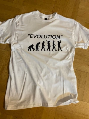Rolig T-Shirt med trycket ”Evolution” - T-shirt med trycket ”Evolution” Finns också tillgänglig i Storlekar från S-5XL  Finns också tillgänglig i flera färger  *Storleken är lite större än normalt men kräver inte att man går ned en storlek  🔗 Hitta mer roliga tröjor på tryckxpressen.se
