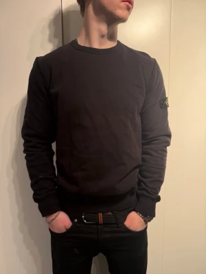 Svart sweatshirt från Stone Island - Stone Island Sweatshirt i storlek ”junior” som är ungefär som storlek S. Passar perfekt om du är ungefär 175cm lång🤩