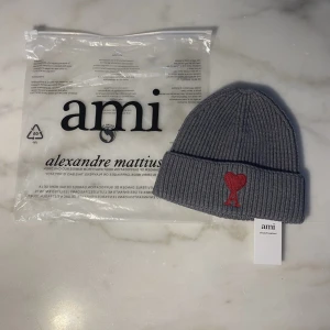 Amii Mössa - Säljer en helt ny vit mössa i perfekt skick. Aldrig använd. Stilren och enkel modell som passar till vardags – unisex.  📌 Detaljer: • Skick: Helt ny / oanvänd • Storlek: One size • Färg: Vit • Passform: Bekväm  💰 Pris: kan diskuteras vid snabb affär  📦 Frakt: skickas direkt efter köp (köparen står för frakt)