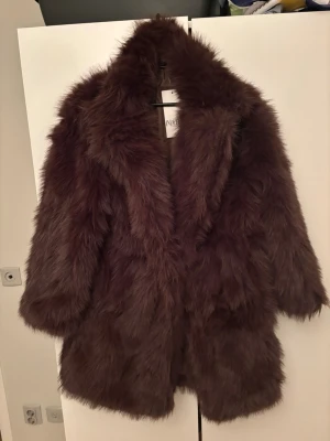 Pälsjacka  - Brun fuskpälskappa, endast testad 🌸 • Instagram: Ginise  