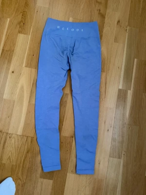 Ljuslila seamless tights från Relode - Säljer ett par ljuslila seamless tights från Relode. Är i storlek xs men passar S. De har hög midja och är tillverkade i ett stretchigt material som passar perfekt för träning eller chill. Diskret logga i vitt baktill. Supersköna och flexibla för alla typer av aktiviteter.