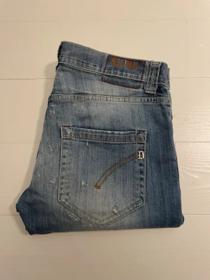 Dondup jeans  - Dondup jeans - skick 9/10, väldigt bra skick - storlek w33, men passar w30, längd 30 - extremt feta jeans med slitningar - SLIM FIT