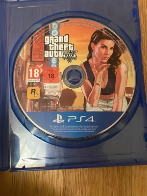 PlayStation 4 spel: Grand Theft Auto V & FIFA 22 - Två populära PS4-spel: Grand Theft Auto V och FIFA 22. Skivorna ser ut att vara i gott skick utan synliga repor. Perfekt för dig som vill ha både action och sport till din PS4-samling. Gta för 90 kr och FIFA för 60kr