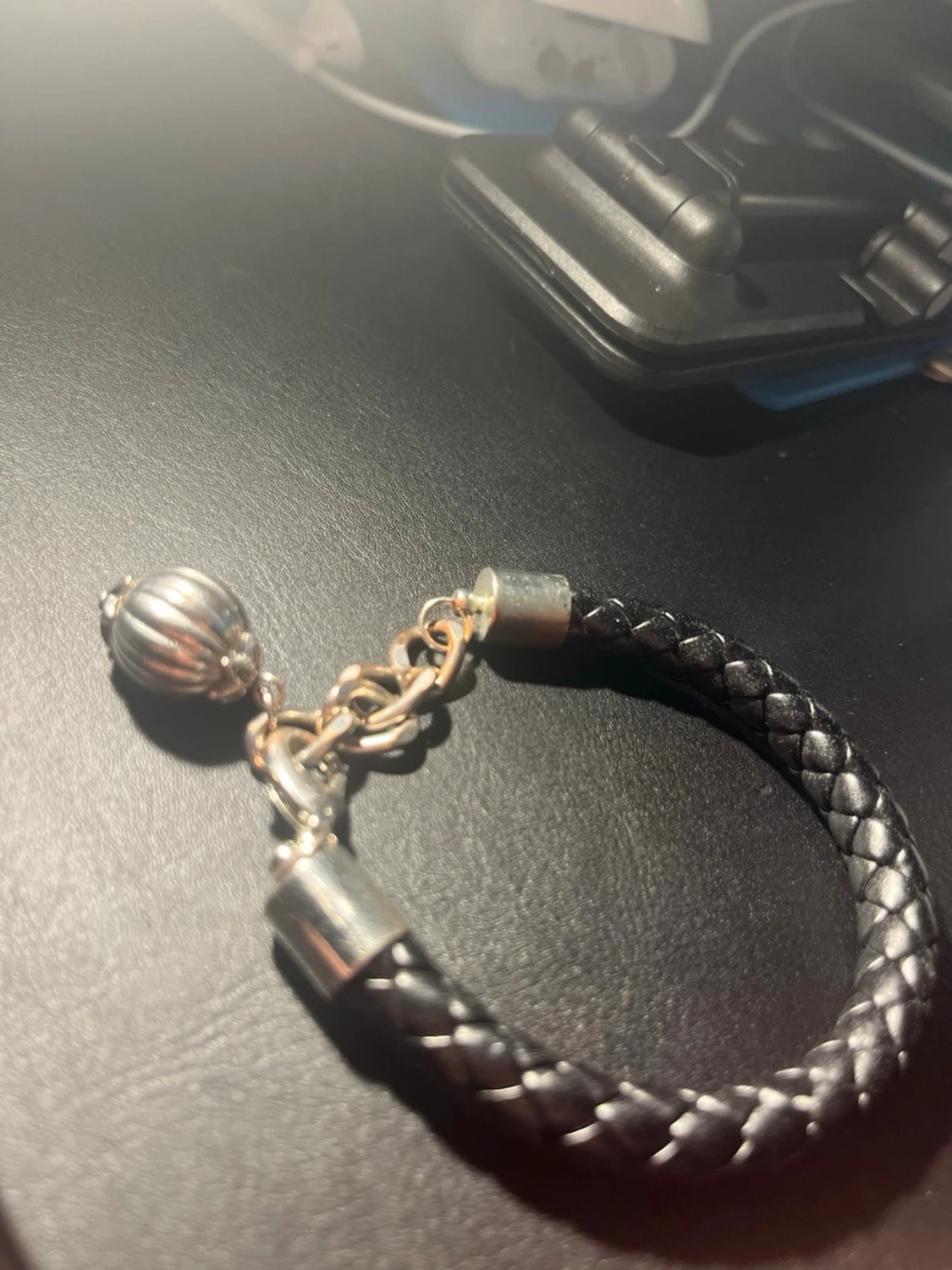 Svart flätat läderarmband med berlock - 1