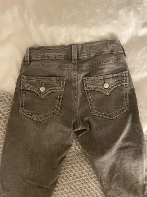 Grå jeans från Gina Tricot - Säljer dessa jeansen från Gina tricot i storlek 164. 