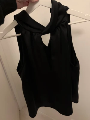 Svart satin topp från Zara - Svart topp i satin från Zara i storlek s