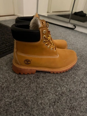 (45) Timberland high winter shoes - Mens model. Just as new with no sign of use and in very good condition. Original :)