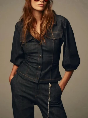 jeanstopp med puffärm och knappar marinblå xs - Populär jeanstopp med puffärmar ifrån Zara! Slutsåld överallt! Inga defekter alls! Såå snygg 