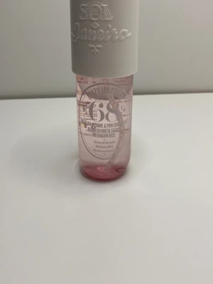 Sol de Janeiro Cheirosa 68 Perfume Mist - Fräsch och blommig body mist från Sol de Janeiro, Cheirosa 68. Flaskan är genomskinlig med rosa toner och har en vit spraykork. Doften innehåller brasiliansk jasmin och pink dragonfruit. Perfekt för dig som gillar lätta och exotiska dofter. Andvänd 1 gång
