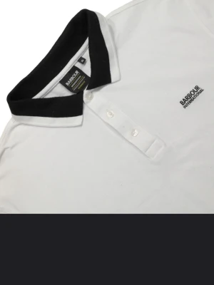 Vit långärmad piké Barbour - Klassisk vit långärmad pikétröja från Barbour International med svart krage och knappslå framtill. Diskret logga broderad på bröstet. Tillverkad i bomull för en bekväm och stilren look.