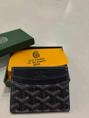 Korthållare - En fin mörk blå korthållare som håller dina kort med stil. 