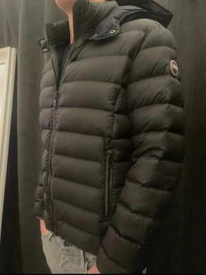 Colmar jacka  - Hej, säljer nu denna volmar jacka som är i storlek-48, som enligt mig motsvarar S-M, personen på bilden är 180cm lång. Finns ett tecken på användning det är ett litet hål men inget som syns!!! Hör av er vid minsta fundering!!/mvh 