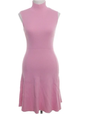 Rosa ribbad ärmlös klänning - Snygg rosa klänning i ribbat material med hög krage och ärmlös design. Klänningen har en figurnära passform upptill och lätt utsvängd kjol. Perfekt för dig som gillar en enkel men trendig look.