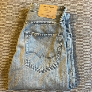 Jack & Jones jeans  - Tja! Nu säljer dessa  grå jeans från Jack & Jones i den eftertraktade modellen Loose/Chris. Skick 9/10 Inga sydliga defekter. Nypris ligger runt 849 men säljer nu för ändas 250kr hör gärna av er vid minsta lilla fundering!