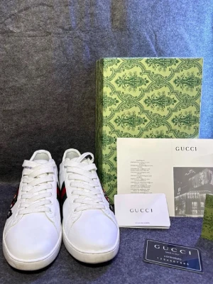 Gucci ace snake - Säljer ett par Gucci ace snake i storlek 42, dessa skor är använda ett par gånger men fortfarande i toppskick! 9/10. Allt på den första bilden kommer med! 4 styckna par inne just nu!