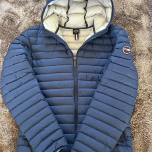 Colmar Jacka - Säljer nu min feta Colmar Jacka i storlek S. Jackan är i topp skick 9/10. Passar dig mellan 160-170. Hör av dig om du har några frågor.