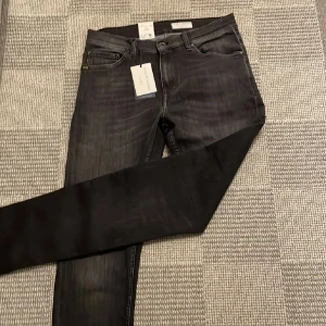 Svarta jeans från Tiger of Sweden - Riktigt fina jeans från Tiger of sweden! Endast prövade✅. Storlek w32 l34✅. Modellen heter evolve. Nypris 1400kr mitt pris 500kr✅. Är öppen för prisförslag✅