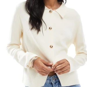 Krämvit kofta med guldknappar - Säljer denna cardigan som inte passade mig, jättefin dock💕 Köpt från Asos, nypris 500kr. Endast testad men aldrig haft ute