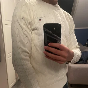Vit kabelstickad tröja från Gant - Säljer en klassisk vit kabelstickad tröja från Gant. Storleken på tröjan är Xs (162-174 cm). Skriv gärna om ni har frågor😁