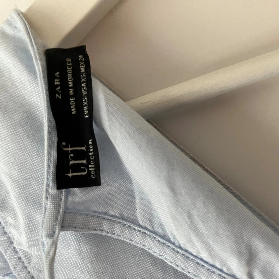 Ljusblå volangklänning från Zara - 2