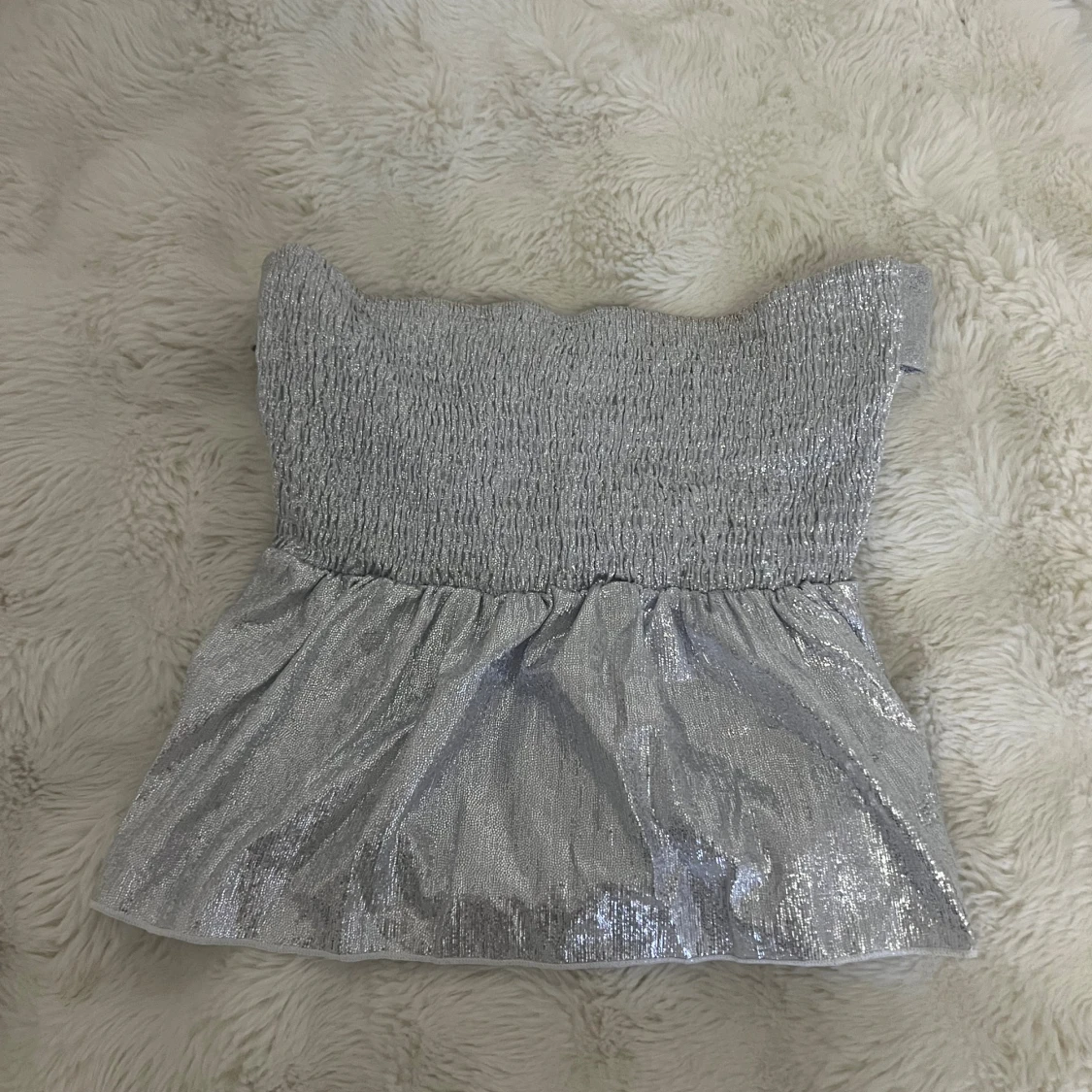 Glittrig silver tubtopp med volang - 1