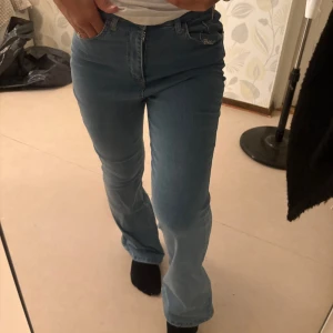 Ljusblå bootcut jeans - Säljer dessa jeans då de är för stora för mig.
